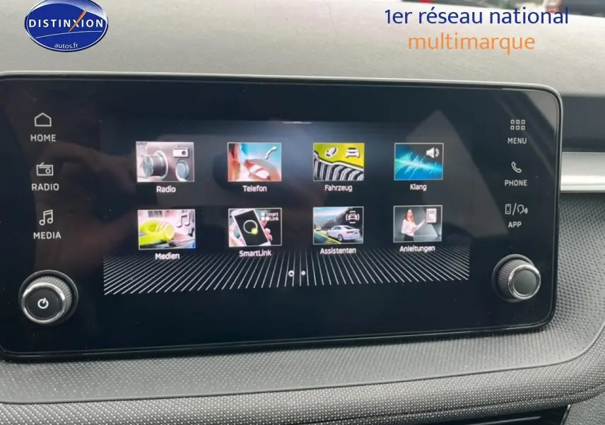 Écran tactile central de la Skoda Fabia 2025 affichant le menu multimédia avec commandes autour.