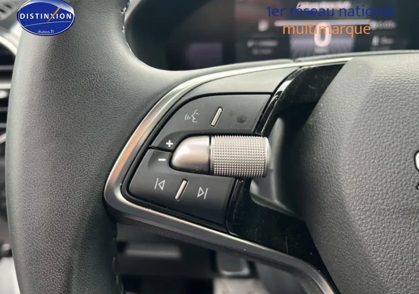 Gros plan sur les commandes audio au volant cuir noir de la Skoda Fabia blanche, version 2025.