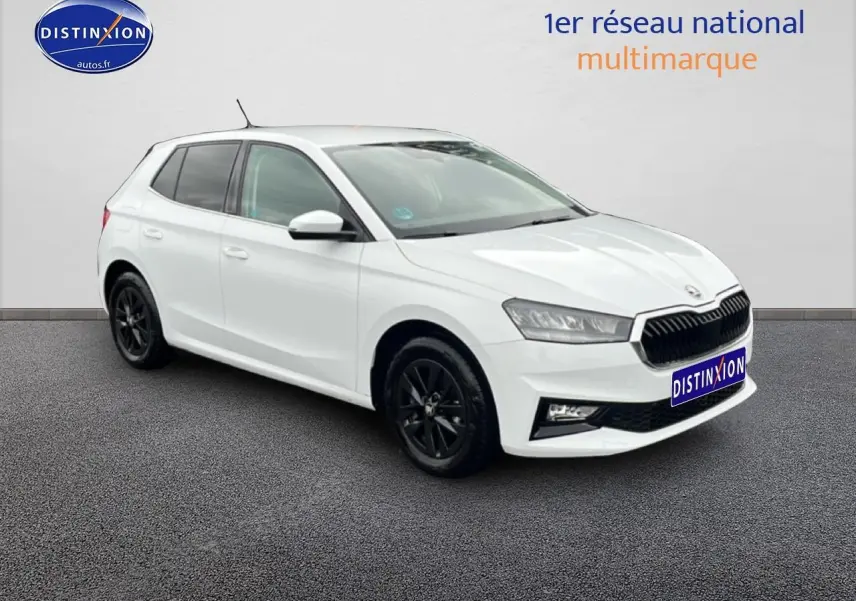 Vue 3/4 avant d'une Skoda Fabia blanche 2025 avec jantes noires et calandre noire distinctive.