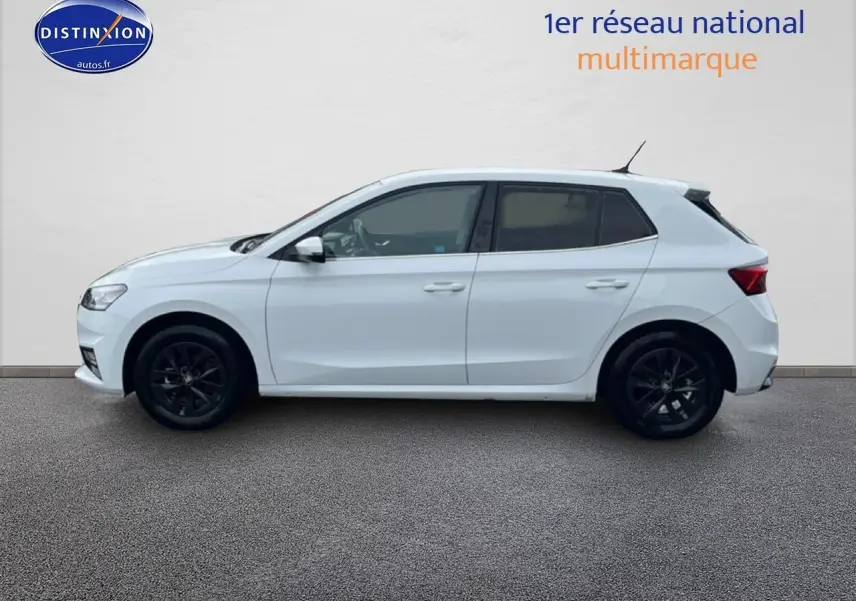 Profil droit d'une Skoda Fabia blanche 2025 avec jantes noires et vitres arrière teintées sur fond neutre.