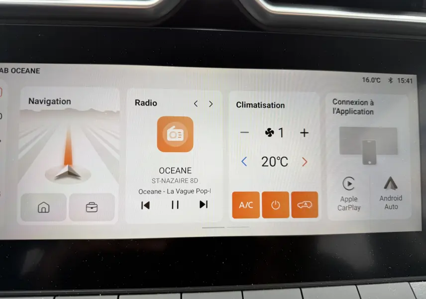 Écran tactile central du MG ZS 2026 affichant navigation, radio, climatisation à 20°C et options Apple CarPlay et Android Auto.