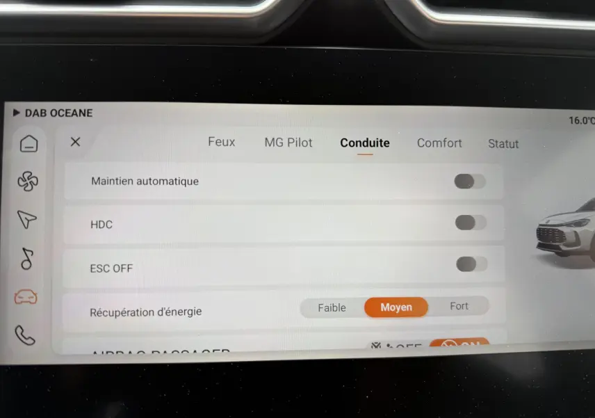 Écran tactile intérieur du MG ZS 2026 montrant les réglages de conduite avec illustration partielle du véhicule gris côté avant droit.