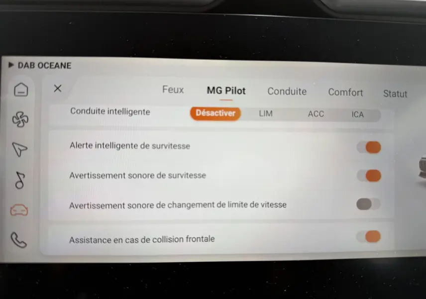 Écran tactile intérieur du MG ZS 2026 en gris Hampstead, affichant les réglages du système d’aide à la conduite MG Pilot.