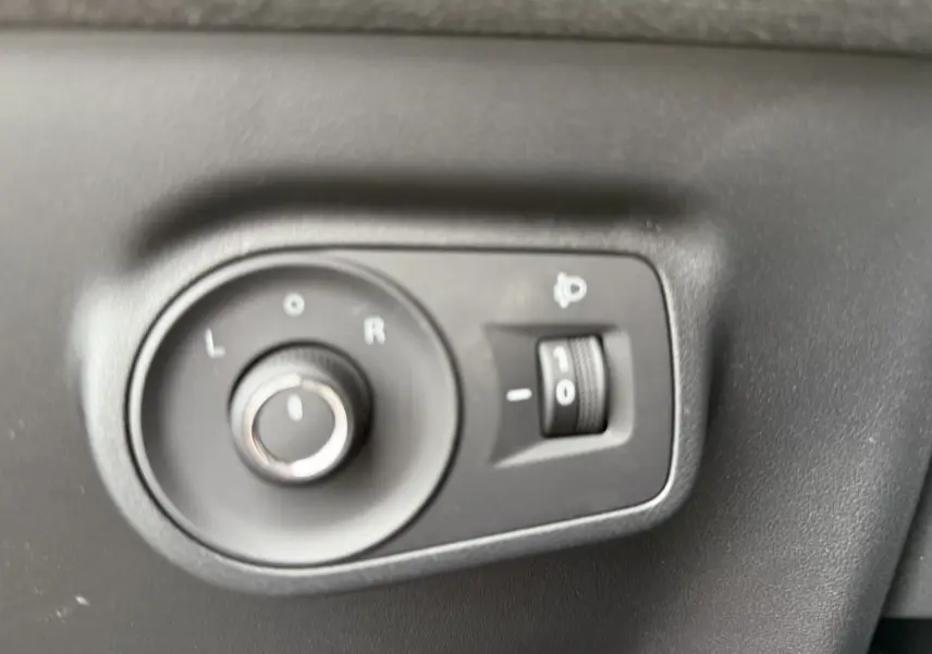 Gros plan sur les commandes de réglage des rétroviseurs et de l’éclairage du tableau de bord du MG ZS 1.5L Hybrid+ 2026.