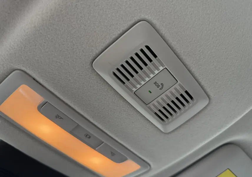 Vue en gros plan du plafonnier intérieur gris clair avec bouton SOS et éclairage allumé dans un MG ZS 2026.