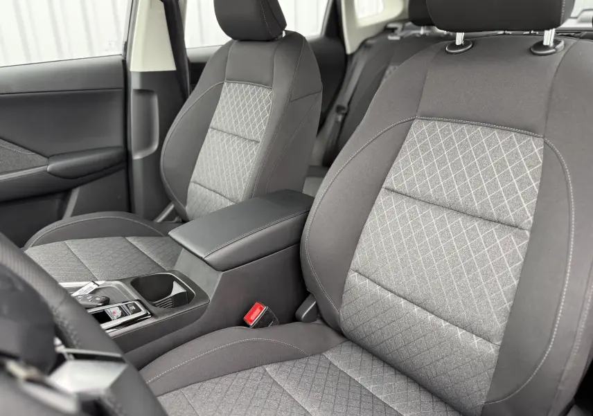 Vue intérieure rapprochée des sièges avant gris tissu avec motifs losanges du MG ZS 1.5L Hybrid+ 2026.