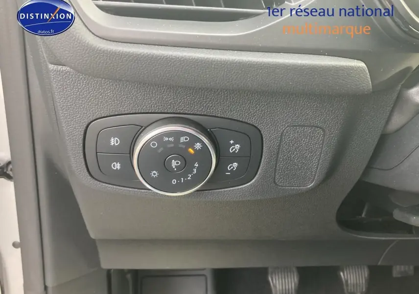 Gros plan sur le panneau de commande des phares à gauche du volant dans une Ford Focus gris 2025 finition ST-Line X.