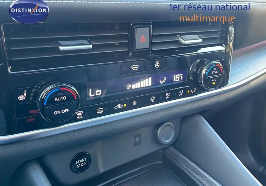 Tableau de bord du Nissan Qashqai 2025 gris céramique métal, zoom sur la climatisation automatique et bouton start-stop.