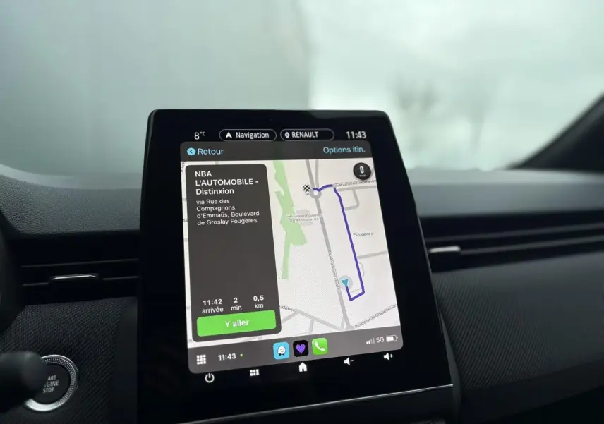 Écran tactile de navigation 9,3 pouces du tableau de bord de la Renault Clio V NV E-Tech Full Hybrid 2025 noire étoile