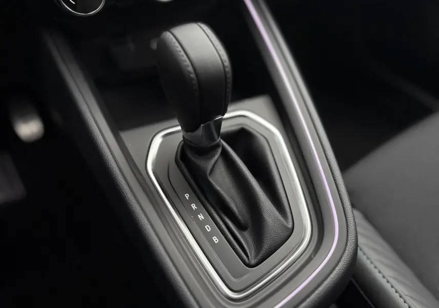 Le levier de vitesses automatique noir de la Renault Clio V E-Tech vu en gros plan côté console centrale.