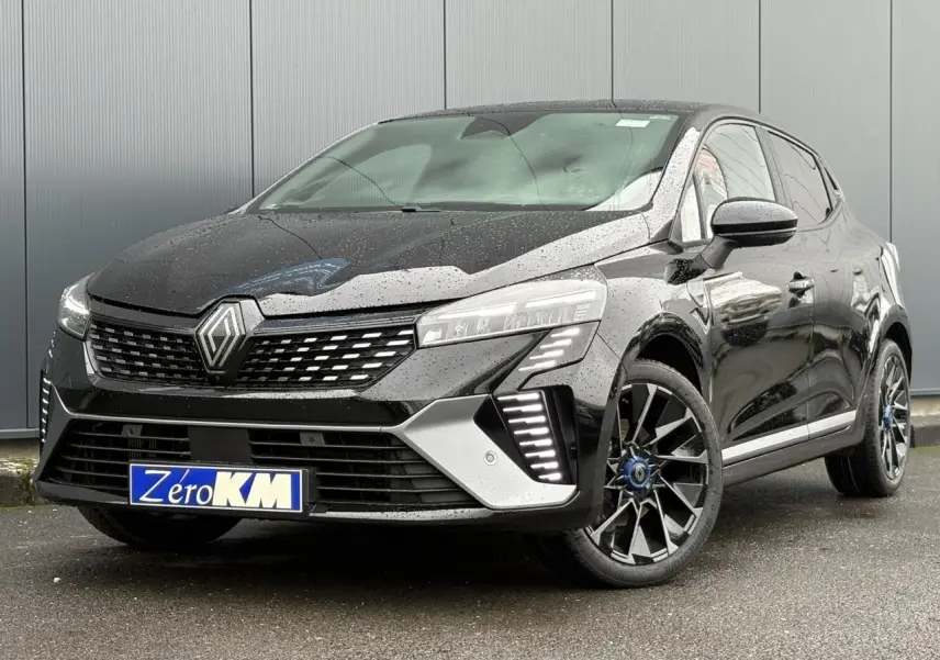 Renault Clio V NV E-Tech hybride noir étoile vue 3/4 avant avec feux LED et jantes alliage 17 pouces.