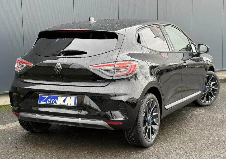 Vue 3/4 arrière droite d'une Renault Clio 2025 noir étoilé avec jantes alliage et feux LED en C.
