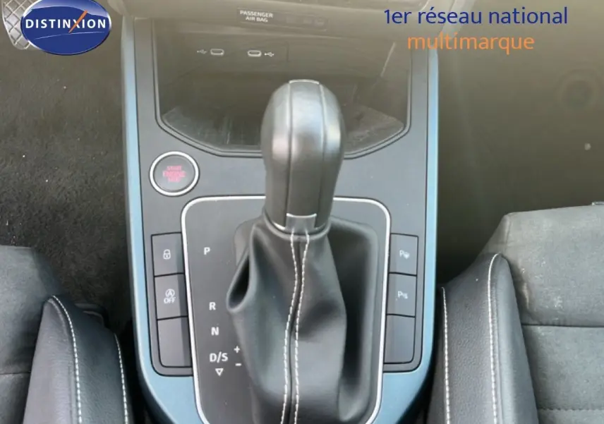 Gros plan sur le levier de vitesses automatique de la SEAT Arona 2025, finition cuir noir avec coutures blanches.