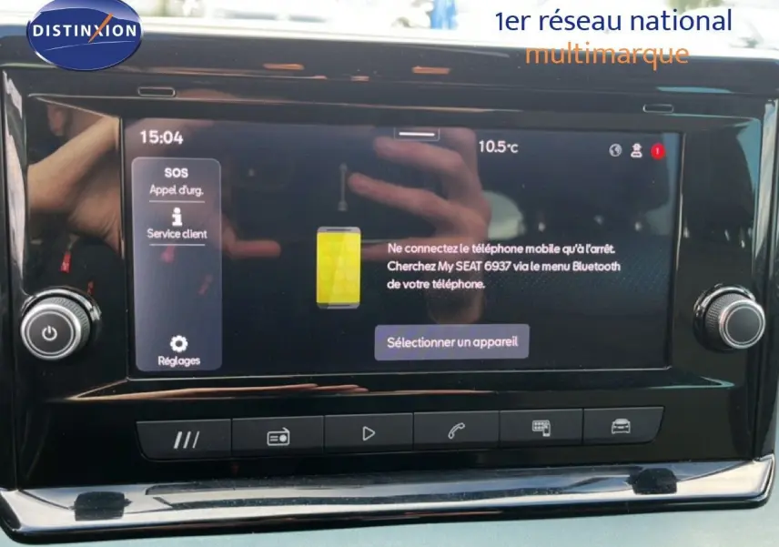 Écran tactile central de la SEAT Arona 2025, affichant le menu Bluetooth, entouré de commandes noires brillantes.