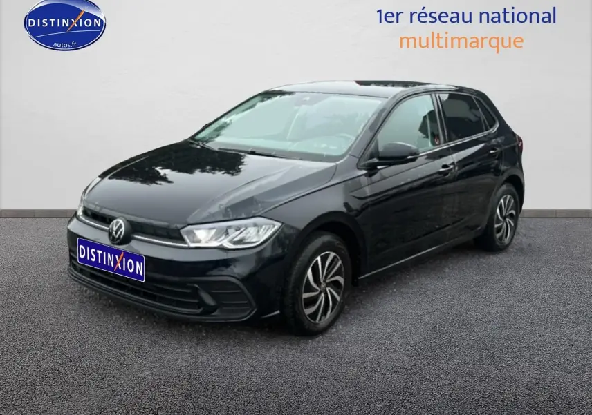 Volkswagen Polo noir intense nacré vue 3/4 avant droit sur sol gris devant mur blanc.