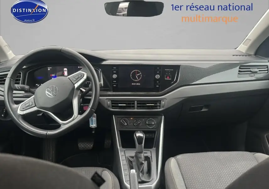 Vue intérieure avant de la Volkswagen Polo noire, mettant en valeur le tableau de bord et le volant cuir multifonction.