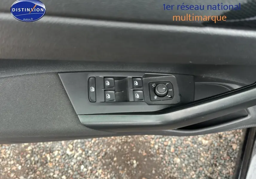 Vue rapprochée du panneau de commandes des vitres et rétroviseurs côté conducteur d'une Volkswagen Polo noire intense nacrée.