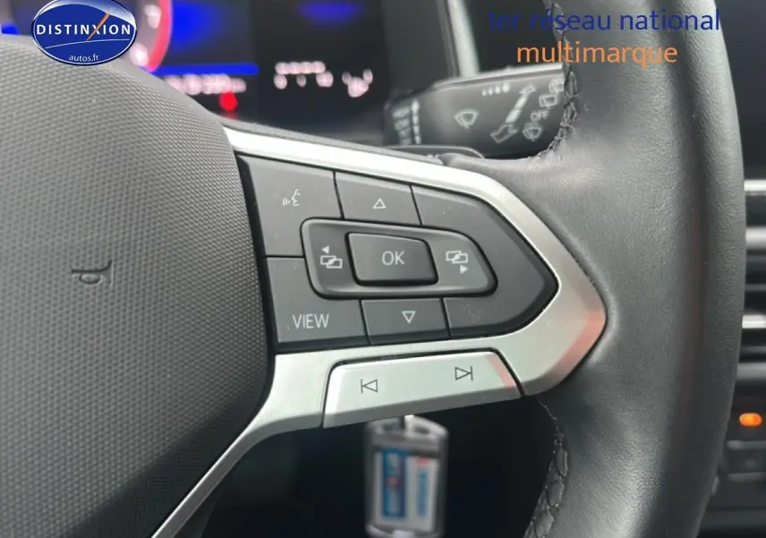 Gros plan sur les commandes multifonctions en cuir noir du volant de la Volkswagen Polo 2025, finition VW Edition.