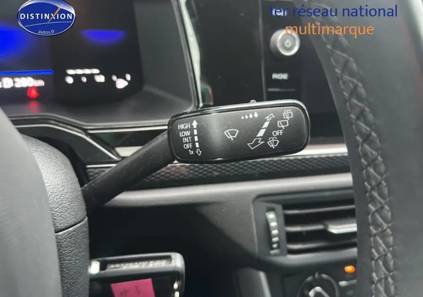 Gros plan sur la commande d’essuie-glace côté gauche du volant cuir d’une Volkswagen Polo noire nacrée 2025.