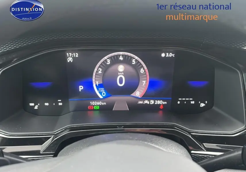 Tableau de bord digital couleur 8 pouces de Volkswagen Polo noir intense nacré, vue frontale centrée sur l'affichage numérique.