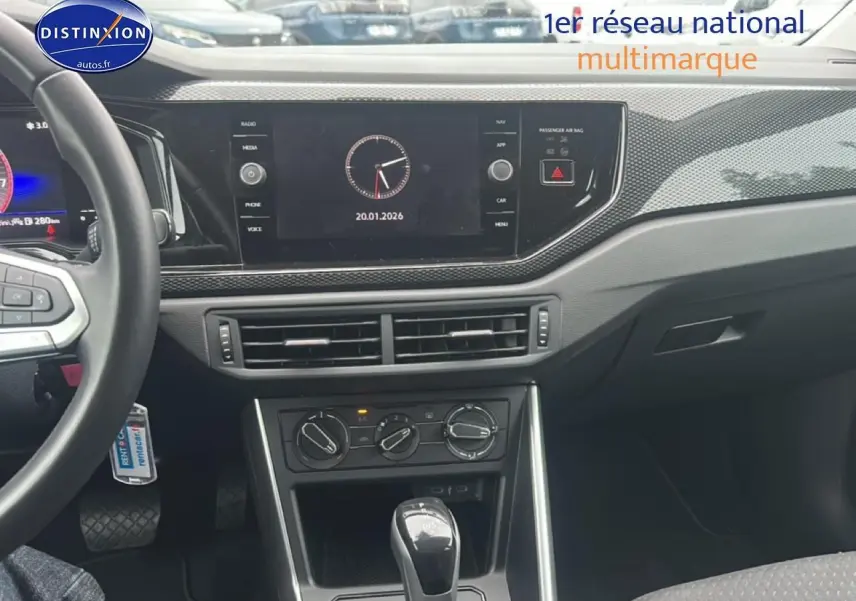 Tableau de bord et console centrale de Volkswagen Polo 2025 noir intense nacré, vue intérieure avant côté conducteur.