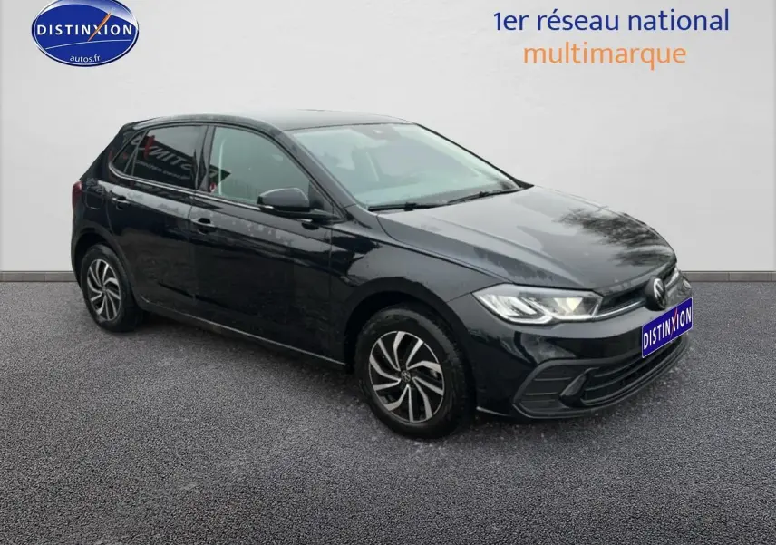 Volkswagen Polo 2025 noir intense nacré vue 3/4 avant droit avec jantes alliage et phares LED allumés.