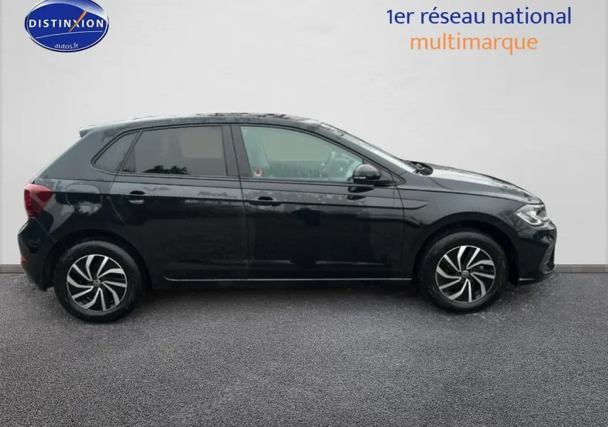 Profil droit d'une Volkswagen Polo noire intense nacrée 2025 avec jantes alliage et vitres surteintées.