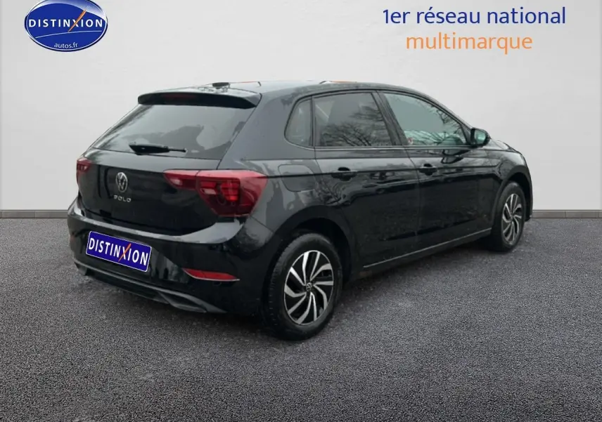 Volkswagen Polo noir intense nacré vue 3/4 arrière droit avec jantes alliage et vitres surteintées.