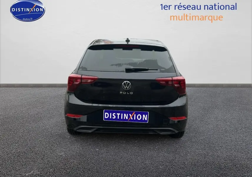 Vue arrière d'une Volkswagen Polo noire intense nacre, avec feux arrière LED et lunette surteintée.