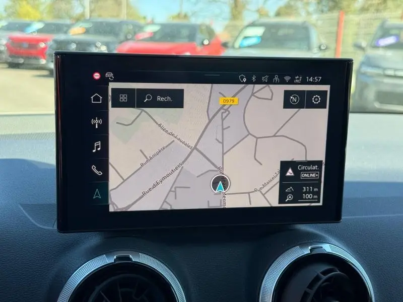 Écran central tactile affichant la navigation GPS dans l'Audi Q2 35 TDI S line 2025, vue intérieure frontale.