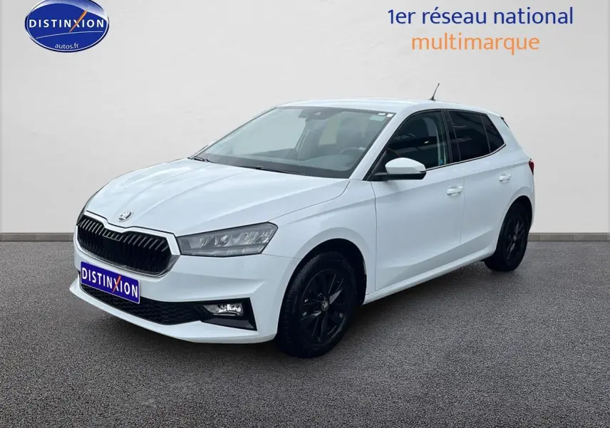 SKODA Fabia blanche vue en 3/4 avant droit avec jantes noires et calandre distinctive noire.