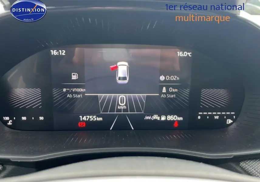 Tableau de bord numérique de la Skoda Fabia blanche, affichant la vitesse à 0 km/h et porte avant ouverte.