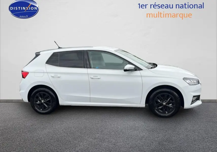 Profil droit d'une Skoda Fabia blanche 2025 avec jantes noires et vitres arrière teintées.