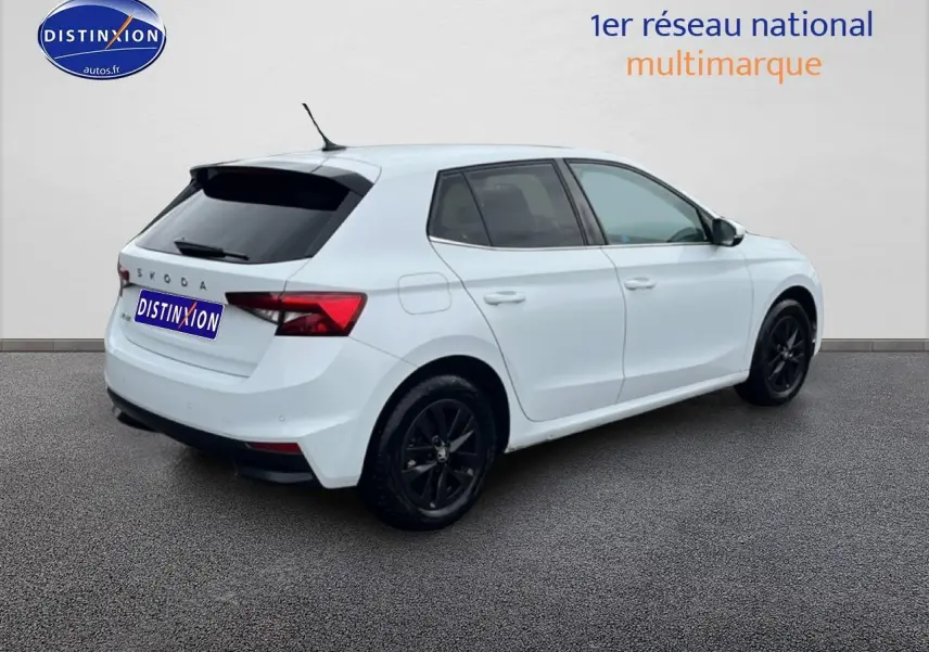 Vue 3/4 arrière droite d’une Skoda Fabia blanche 2025 avec jantes noires et vitres teintées.