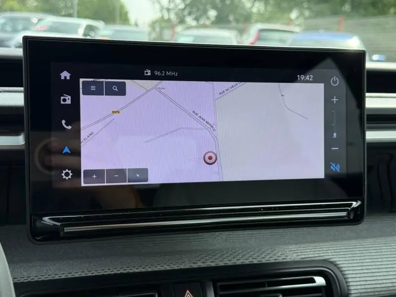 Écran tactile central affichant le GPS cartographique dans une Citroën C3 gris Mercury, intérieur moderne et épuré.