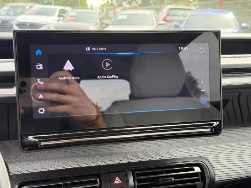 Écran tactile central affichant Android Auto et Apple CarPlay dans l'habitacle d'une Citroën C3 gris Mercury, vue de face.