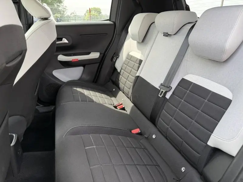 Vue intérieure sur la banquette arrière bicolore noire et grise de la Citroën C3 2025, côté droit.