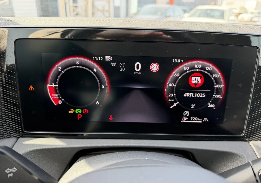 Affichage Digital Cockpit Pro du Volkswagen Tiguan 2025, vue frontale du tableau de bord numérique avec compte-tours et vitesse.