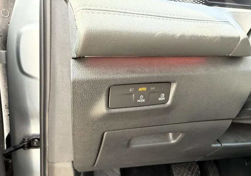 Vue rapprochée du panneau de commande d’éclairage gris à gauche du volant du Volkswagen Tiguan 2025.