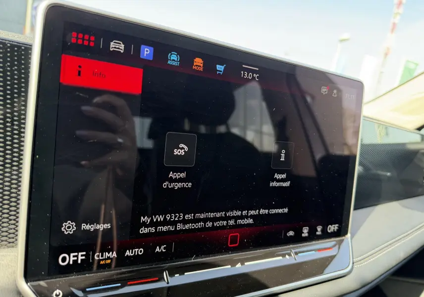 Écran tactile central du Volkswagen Tiguan 2025 gris, vue rapprochée du tableau de bord côté droit.