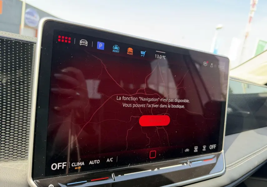 Écran tactile central du Volkswagen Tiguan gris 2025 affichant un message d'activation de navigation.