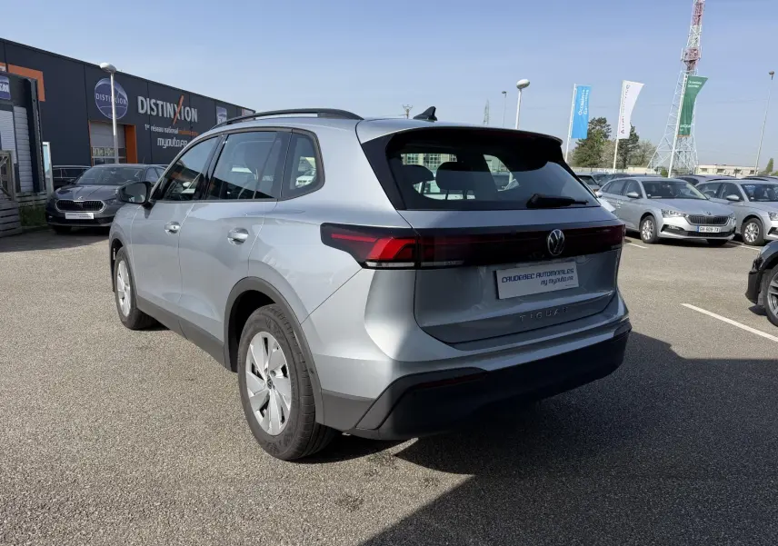 Volkswagen Tiguan gris vu en 3/4 arrière droit, avec feux arrière LED et jantes alliage 17 pouces.
