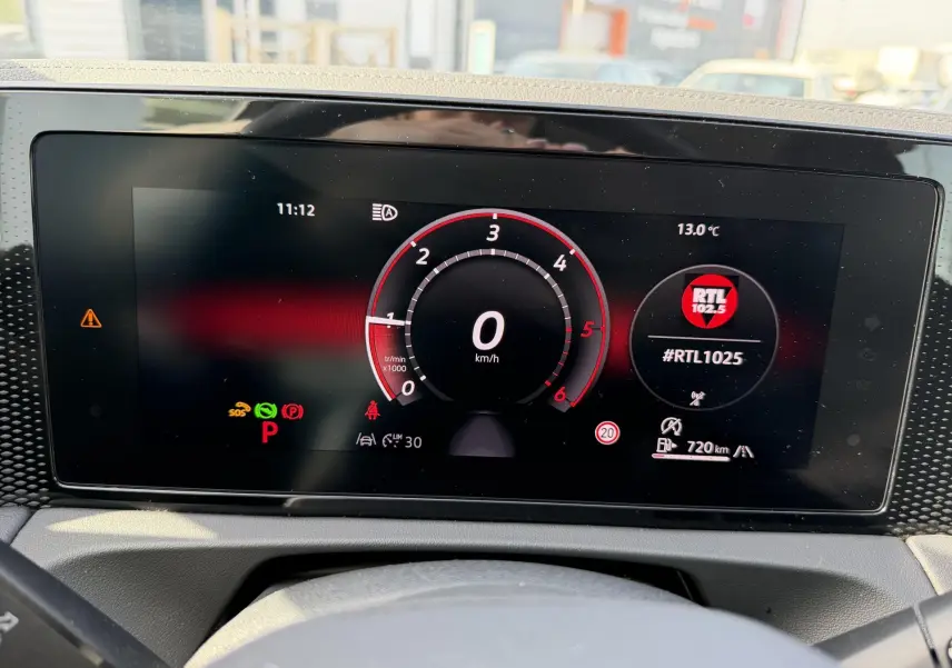 Affichage numérique du tableau de bord du Volkswagen Tiguan 2025, montrant la vitesse à 0 km/h et la radio RTL.