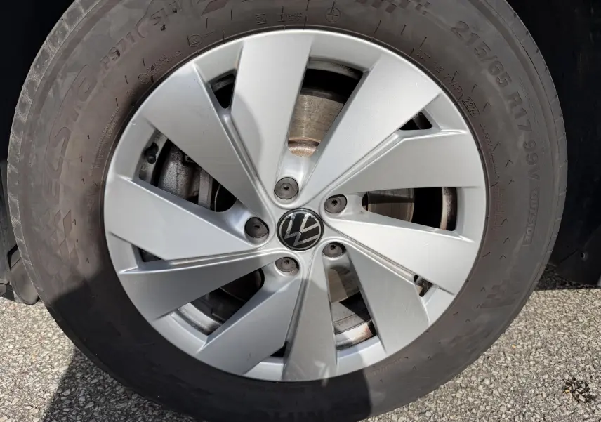 Gros plan sur la roue de secours compacte grise du Volkswagen Tiguan 2025 avec jante alliage léger 17 pouces.