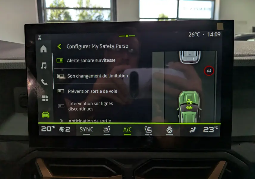 Écran tactile intérieur du Dacia Bigster Hybrid-G 150 4x4, affichant les options de sécurité et climatisation.