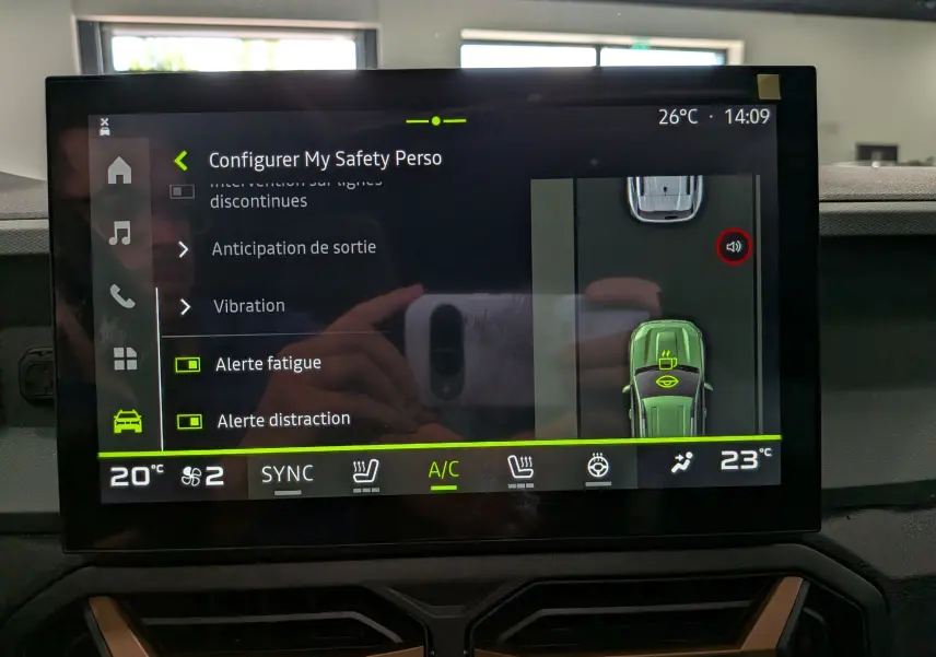 Écran tactile intérieur du Dacia Bigster Hybrid-G 150 4x4 Extrême montrant les réglages de sécurité et climatisation.