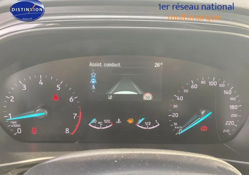 Tableau de bord numérique de Ford Focus gris 2025 montrant compte-tours, vitesse et assistances à la conduite.