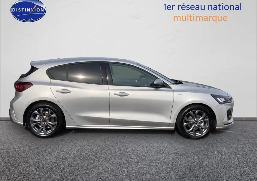 Profil droit d'une Ford Focus gris clair 2025 avec jantes alu 17 pouces et vitres arrière surteintées.