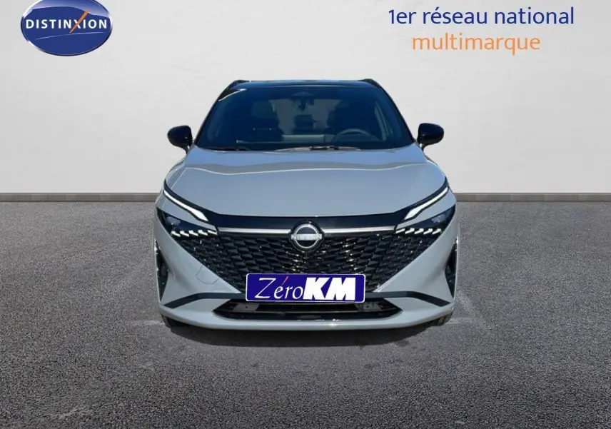 Vue frontale d'un Nissan Qashqai 2025 gris céramique avec toit noir, calandre noire et phares LED distinctifs.