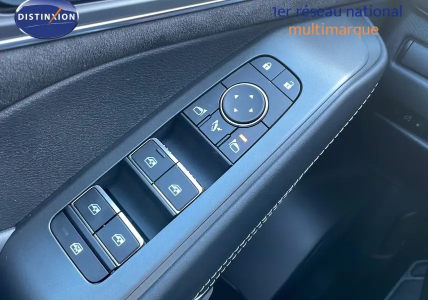 Gros plan sur les commandes des vitres et rétroviseurs sur la porte côté conducteur du Nissan Qashqai gris céramique 2025.